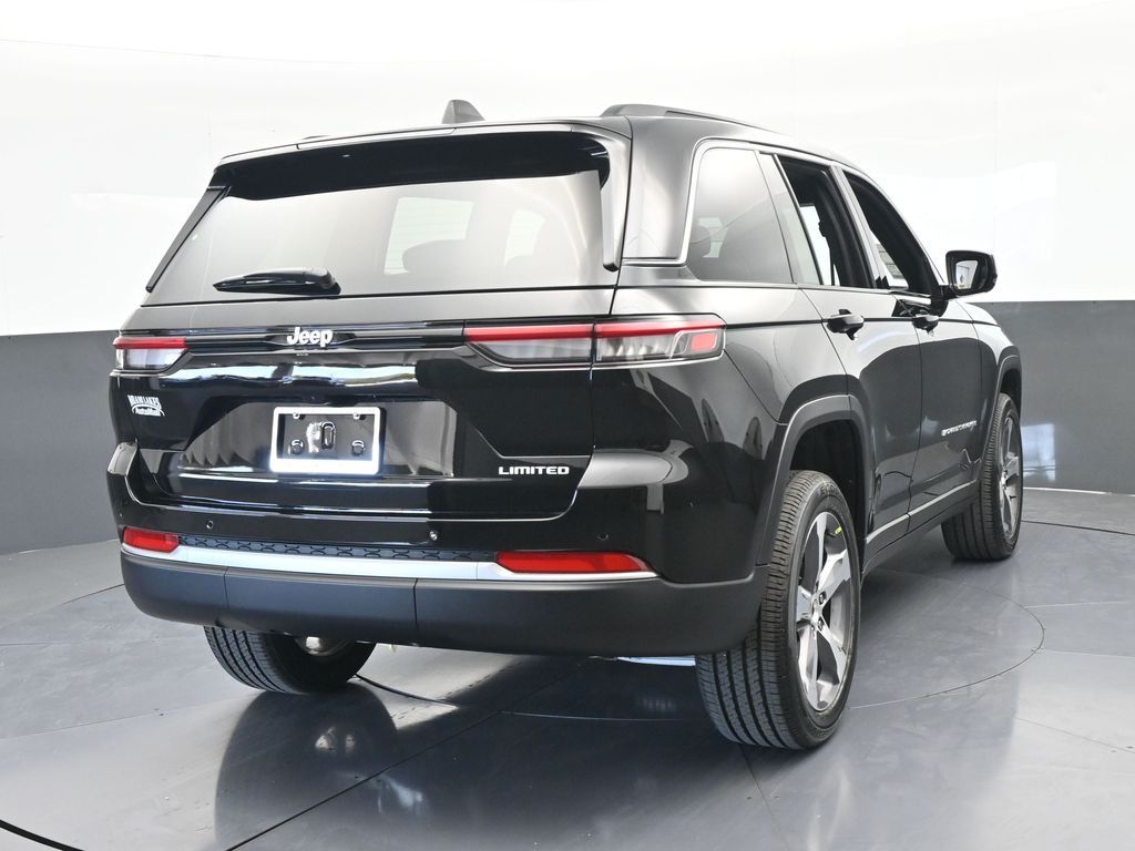 New 2026 Diamond Black Crystal Pearlcoat Jeep Limited image 5