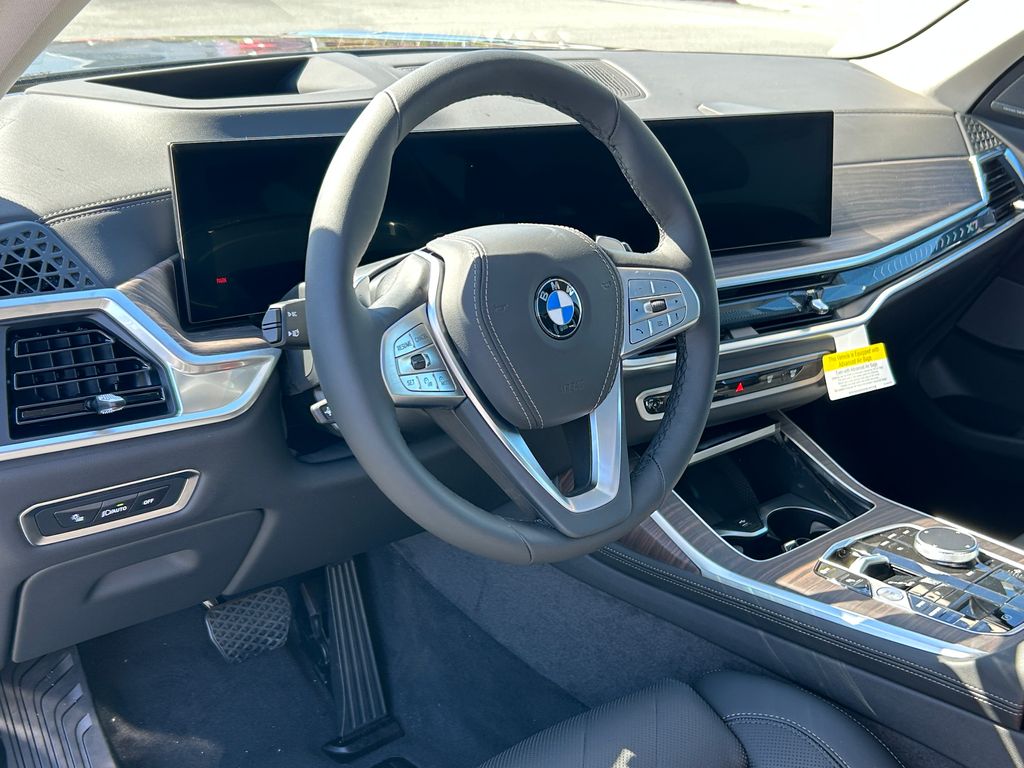 Thumbnail: 2026 BMW X7 - 13
