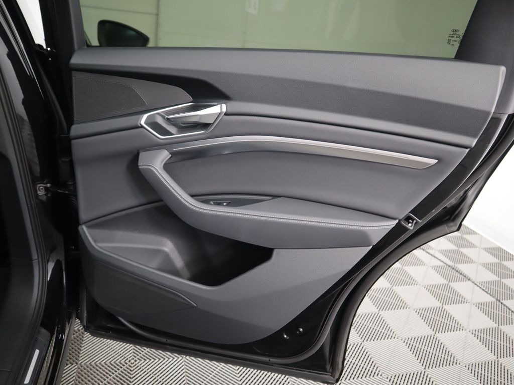 2021 Audi e-tron Premium 28