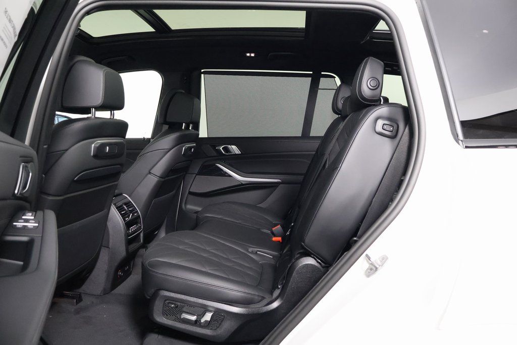 Thumbnail: 2026 BMW X7 - 6