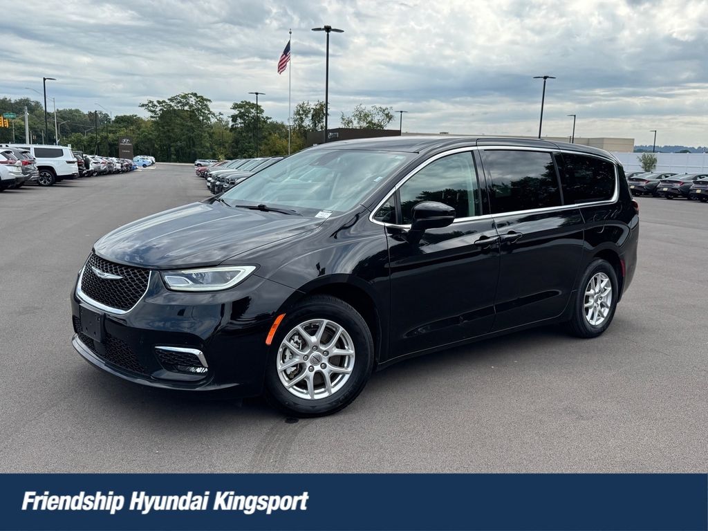 Diamond Black Crystal Pearlcoat 2024 Chrysler Pacifica Minivan Front-Wheel Drive 9-Speed Automatic