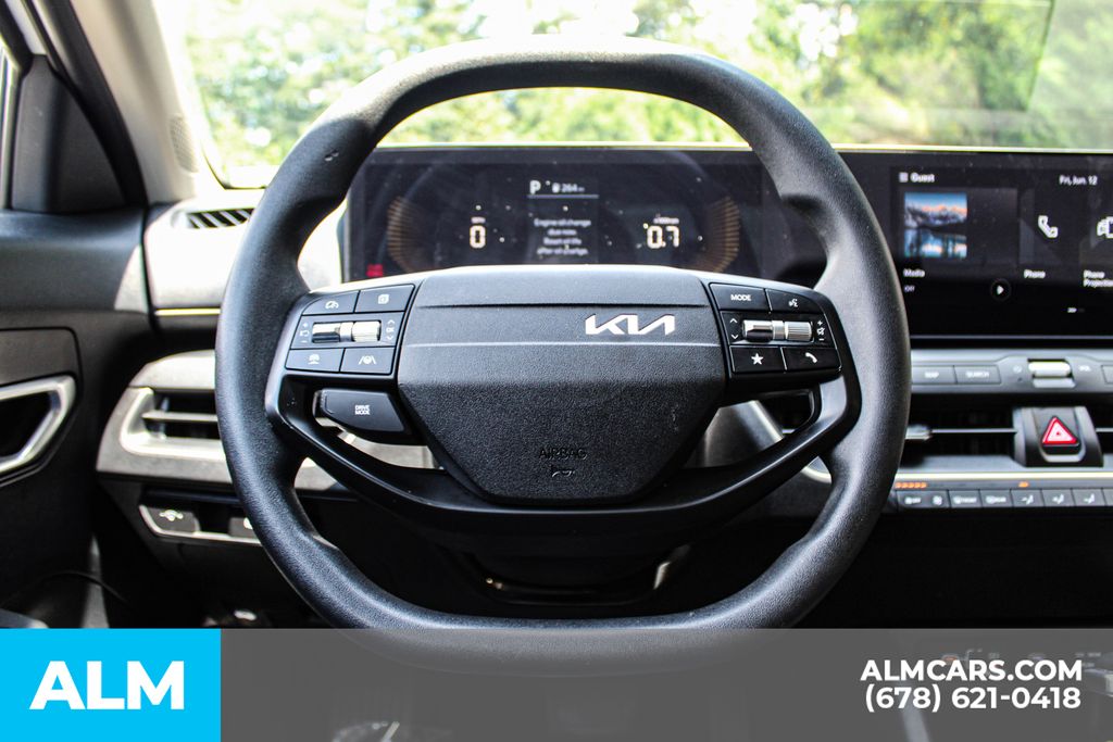 Used 2025 White Kia LXS image 24
