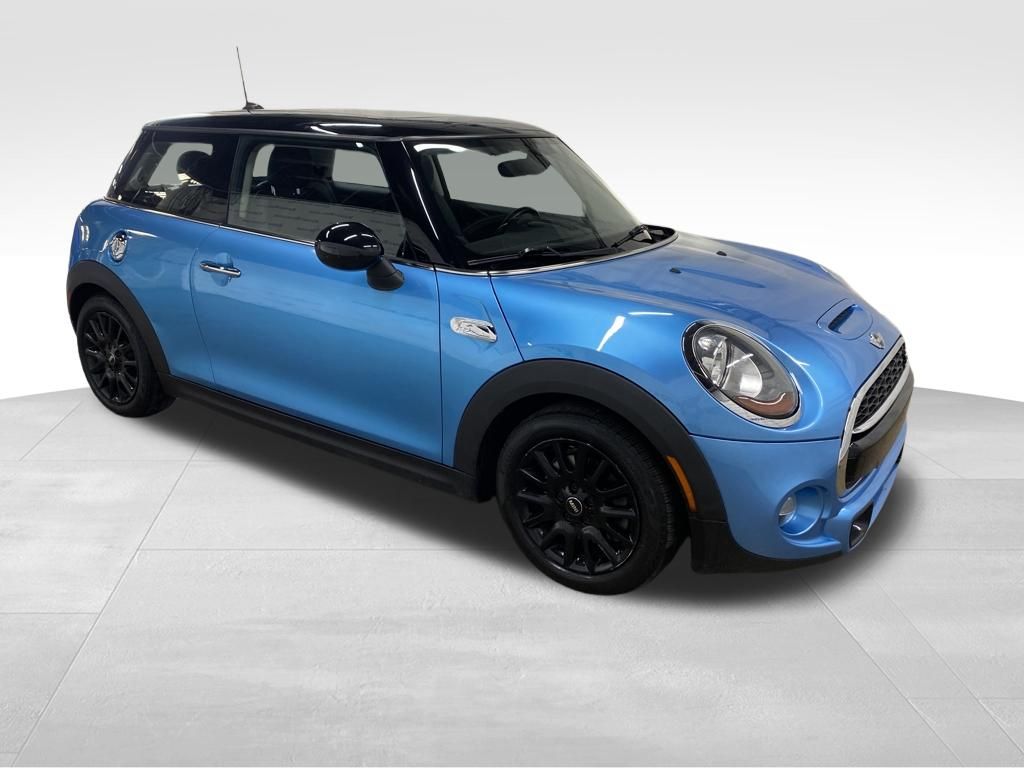 View vehicle photo 2