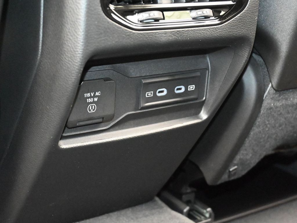 New 2026 Diamond Black Crystal Pearlcoat Jeep Laredo image 29