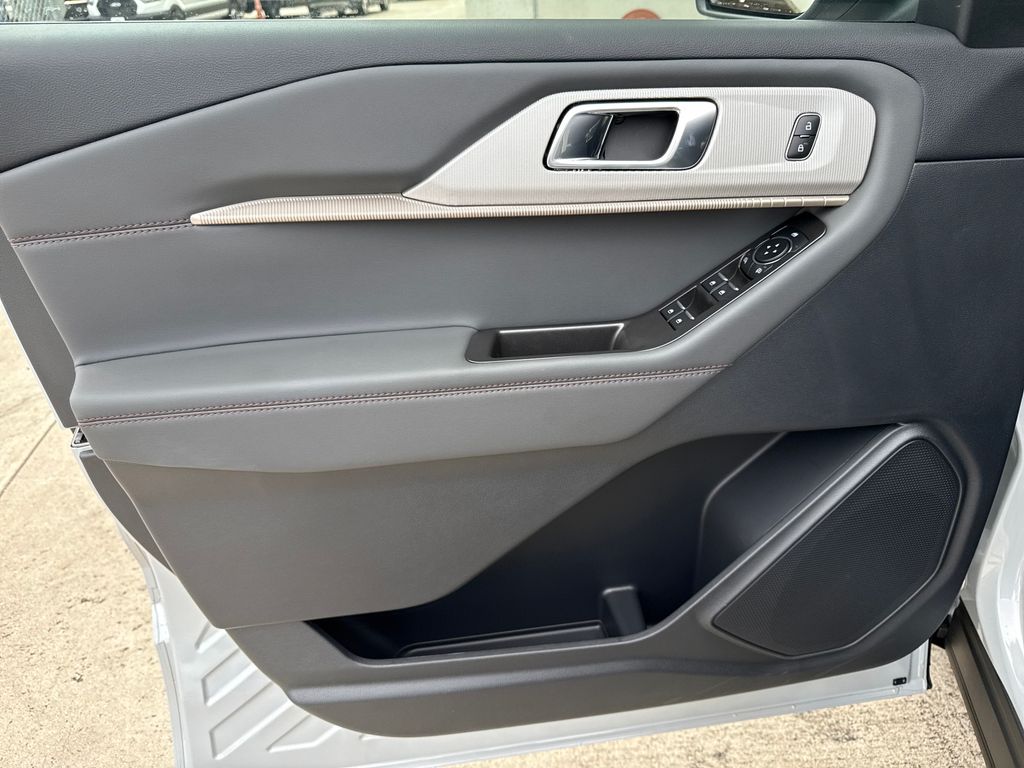 2025 Ford Explorer photo 14