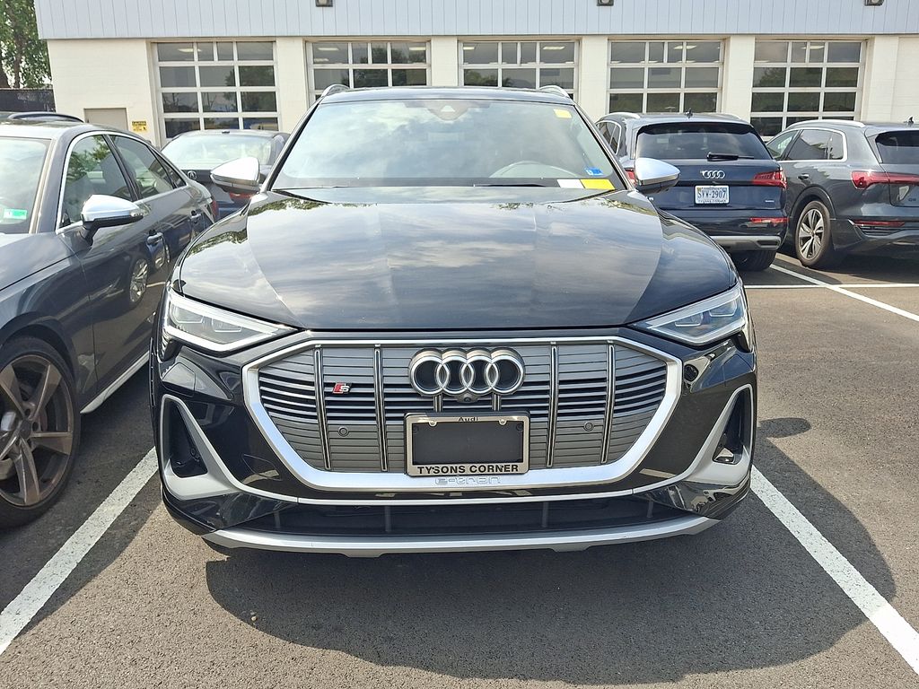 Thumbnail: 2022 Audi e-tron S - 2