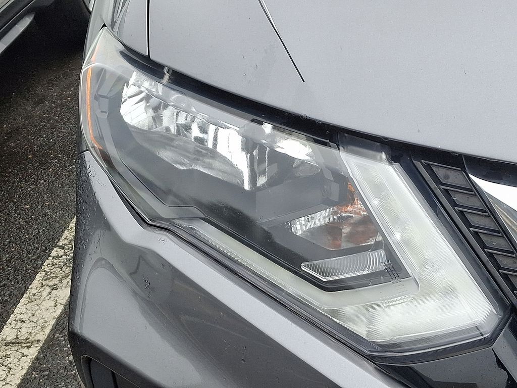 2018 Nissan Rogue SV 4