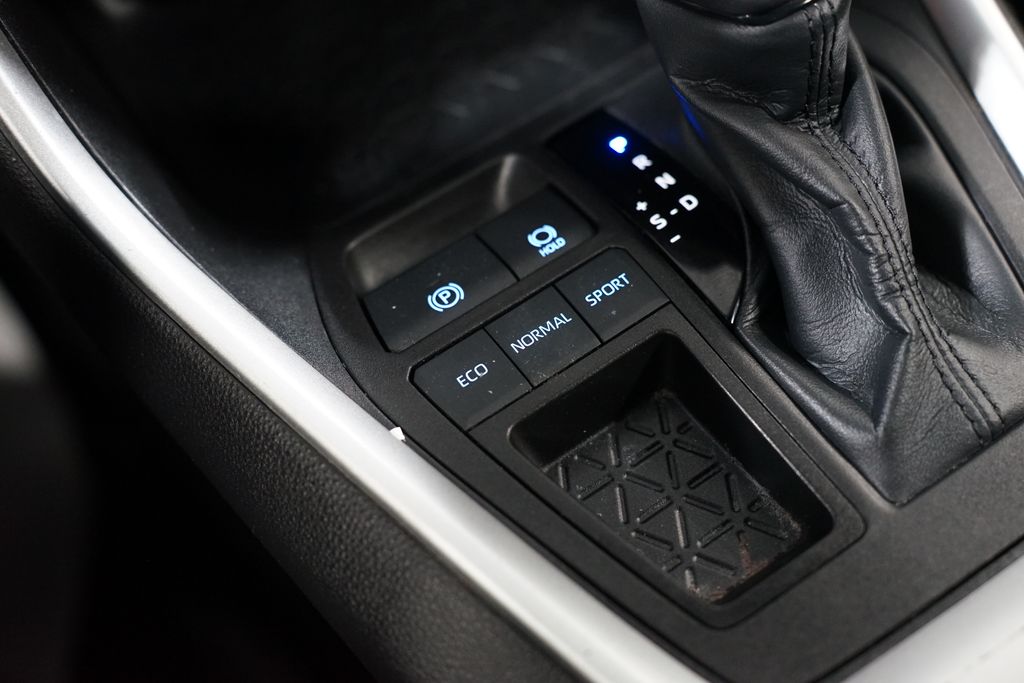2022 Toyota RAV4 LE 21