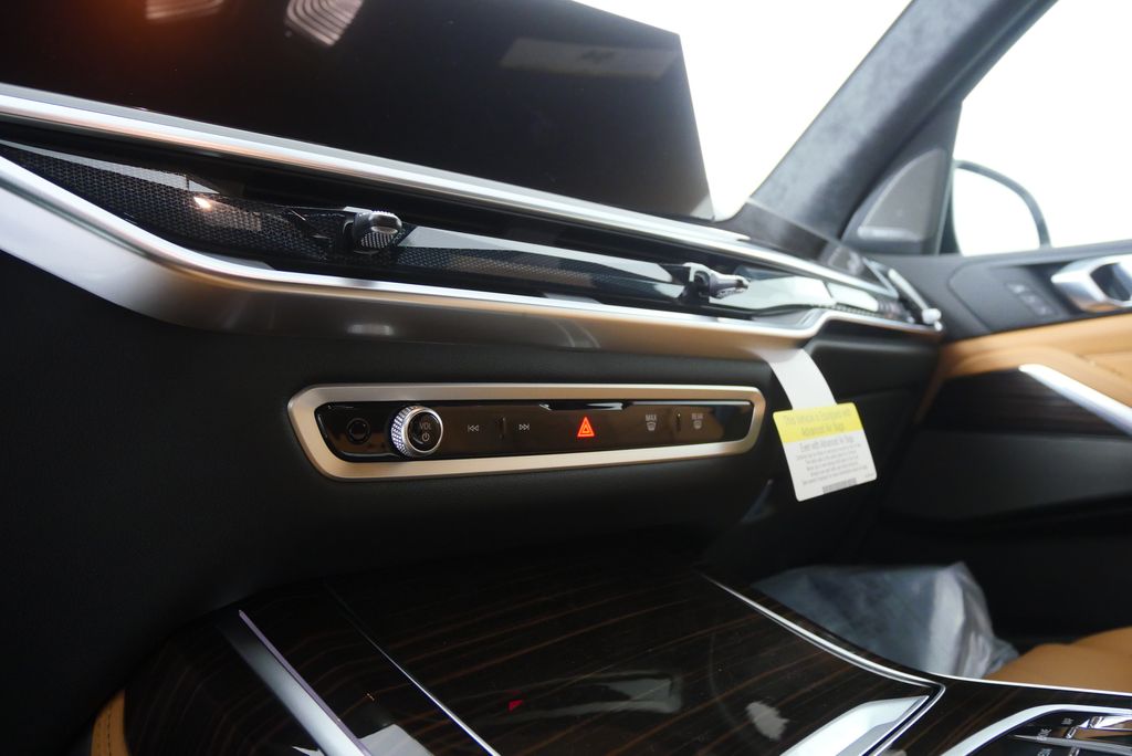 Thumbnail: 2026 BMW X7 - 23