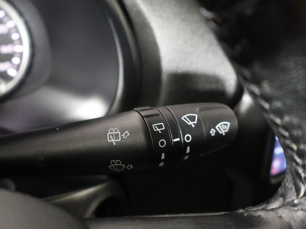 Used 2018 White Jeep Latitude image 38