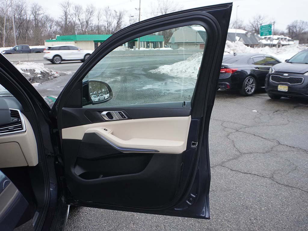 Used 2022 Gray BMW xDrive40i image 31