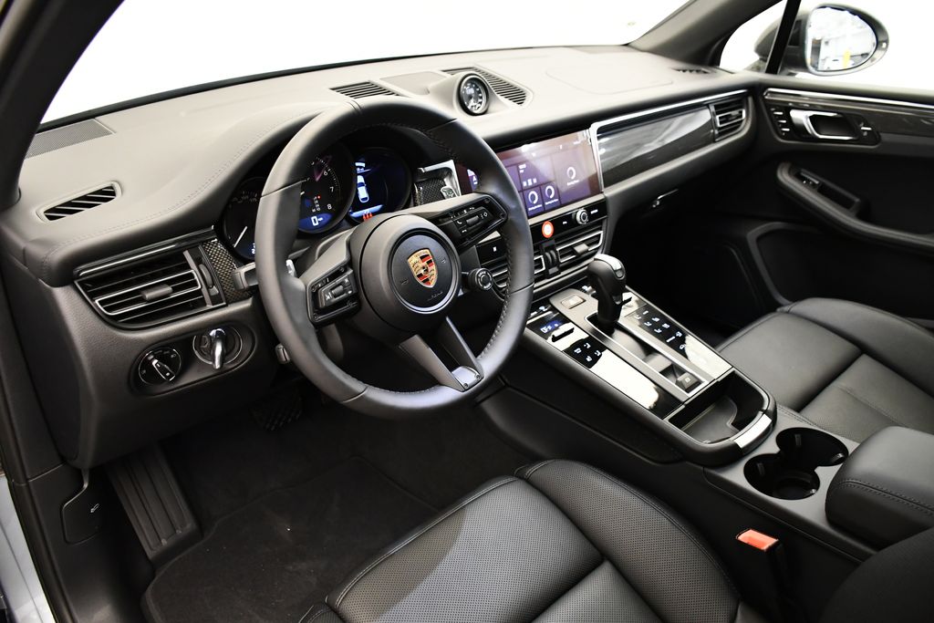 Thumbnail: 2026 Porsche Macan - 4