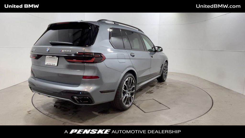 2025 BMW X7 M60i 8