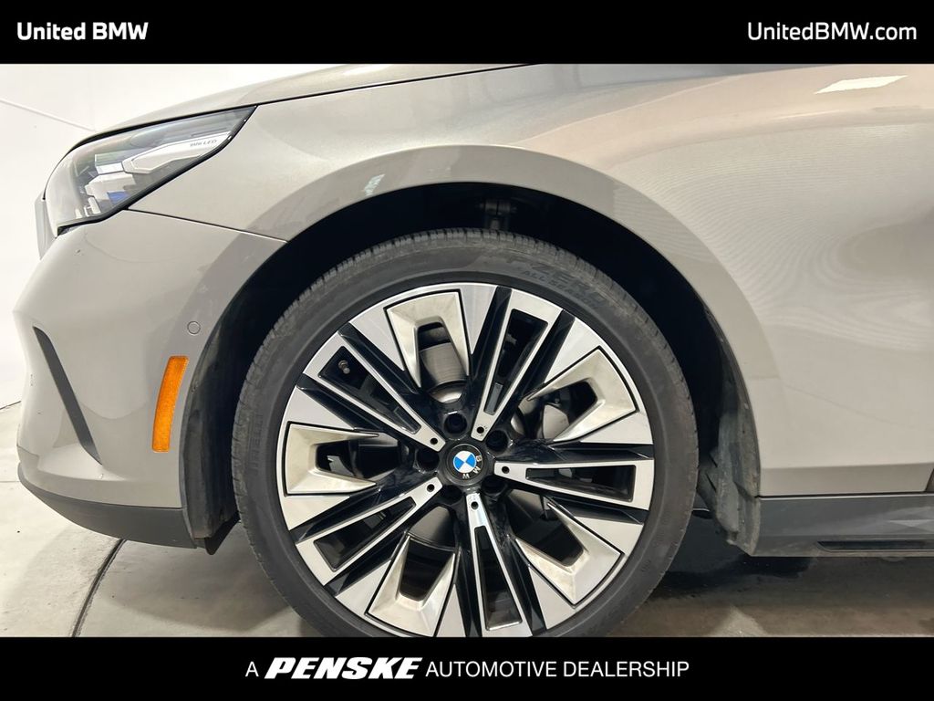 Thumbnail: 2025 BMW 5 Series - 10