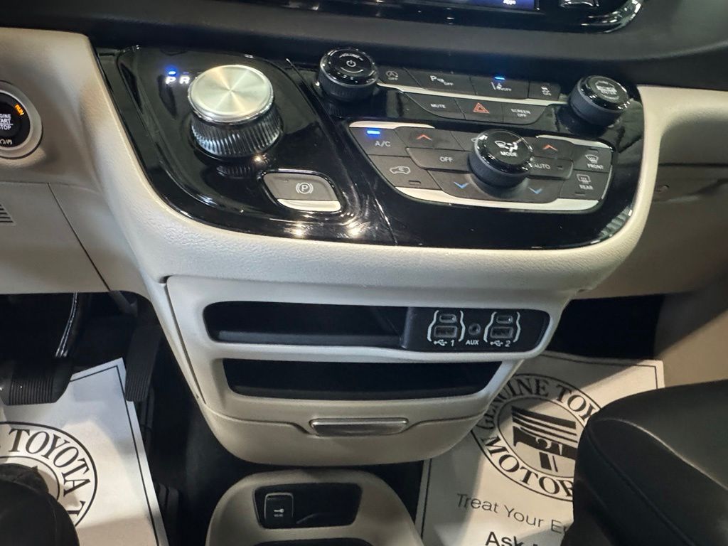 Used 2023 Chrysler Pacifica Van