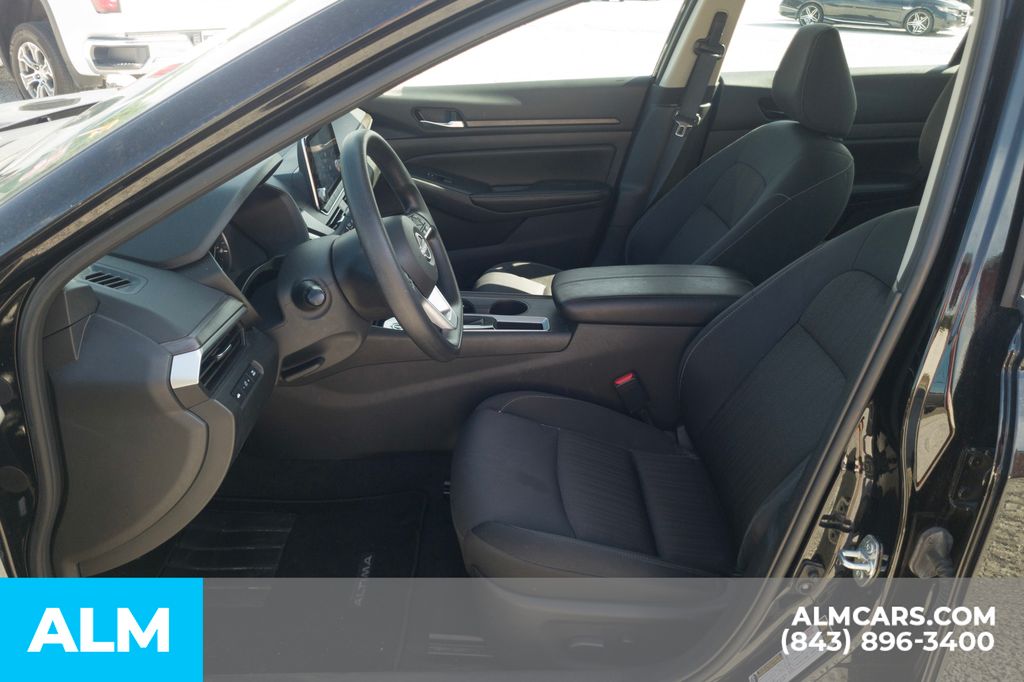 Used 2025 Super Black Nissan 2.5 SV image 6