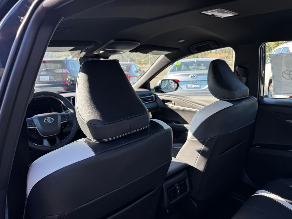 2025 Toyota Camry SE photo 16