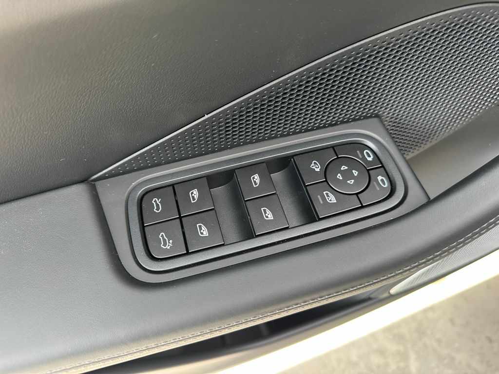 Thumbnail: 2026 Porsche Macan - 21