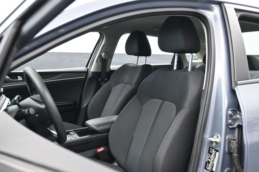 Used 2024 Everlasting Silver Kia LXS image 10