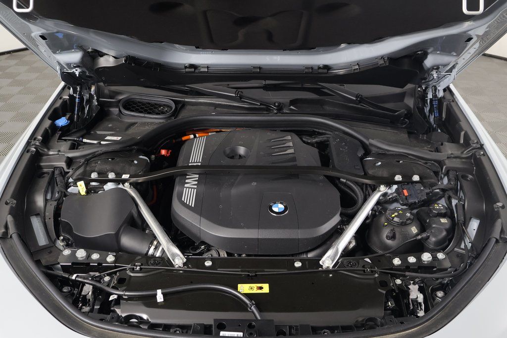 2025 BMW 7 Series 750e xDrive 9