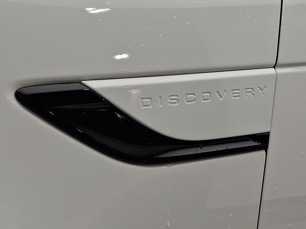 Thumbnail: 2023 Land Rover Discovery - 32
