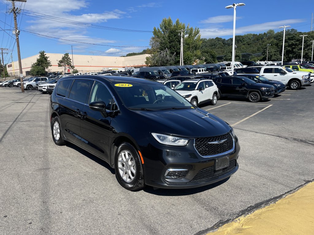 Used 2024 Chrysler Pacifica Van