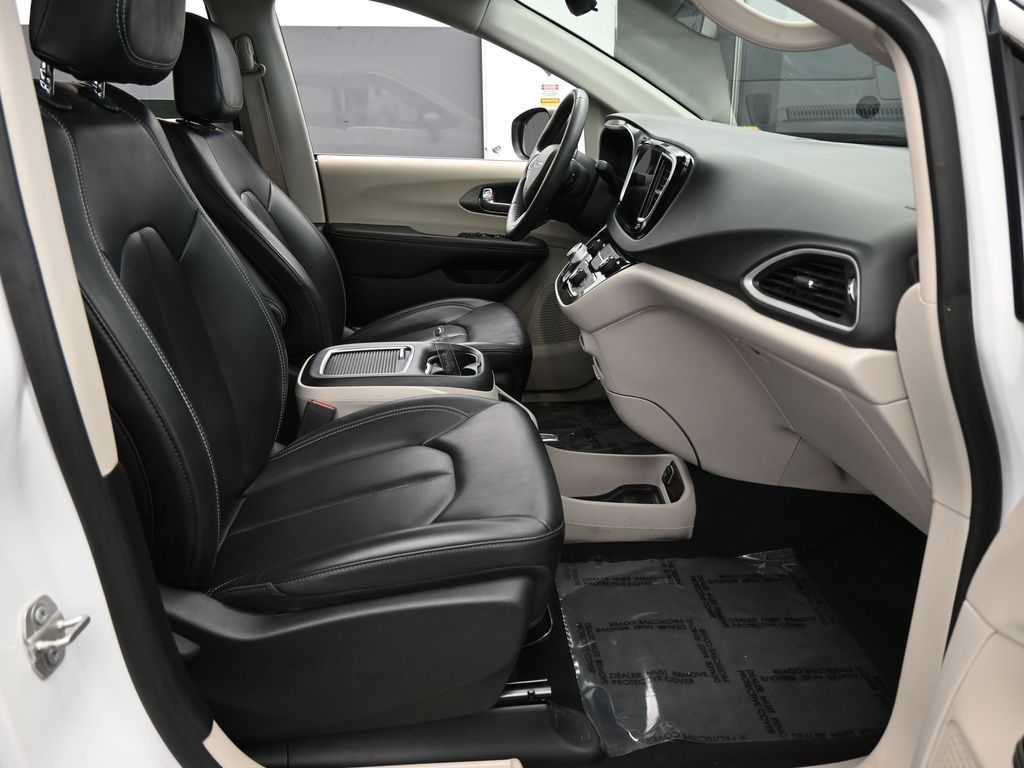 Used 2023 Bright White Clearcoat Chrysler Touring L image 44