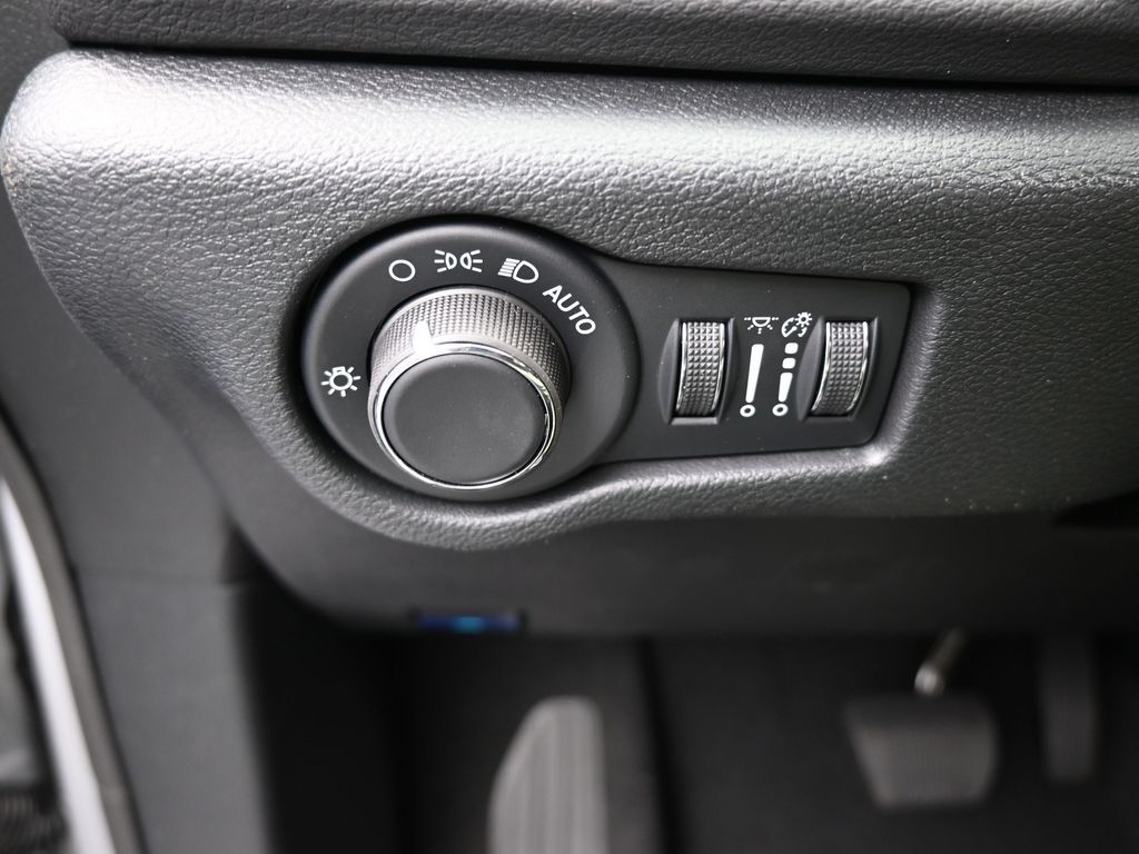 New 2026 Silver Mist Clearcoat Chrysler LX image 24