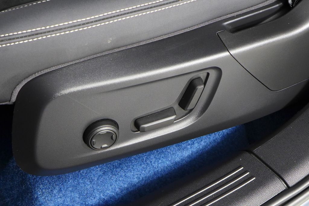 Thumbnail: 2023 Volvo XC40 - 23