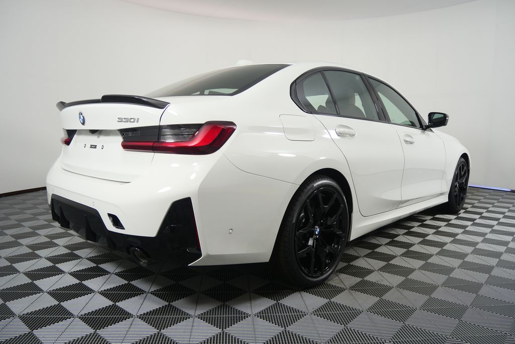 Thumbnail: 2025 BMW 3 Series - 3