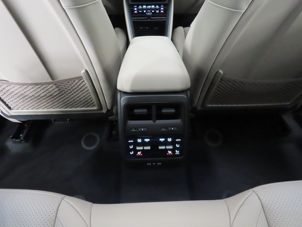 Thumbnail: 2026 Porsche Macan - 32