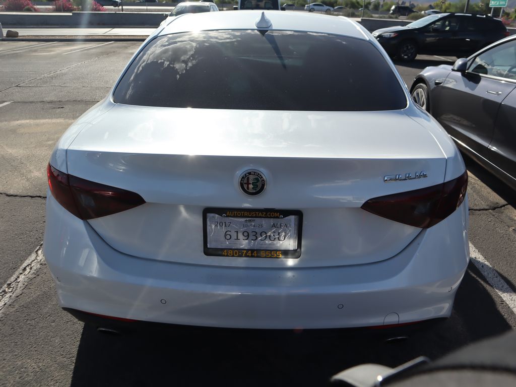 Thumbnail: 2017 Alfa Romeo Giulia - 4