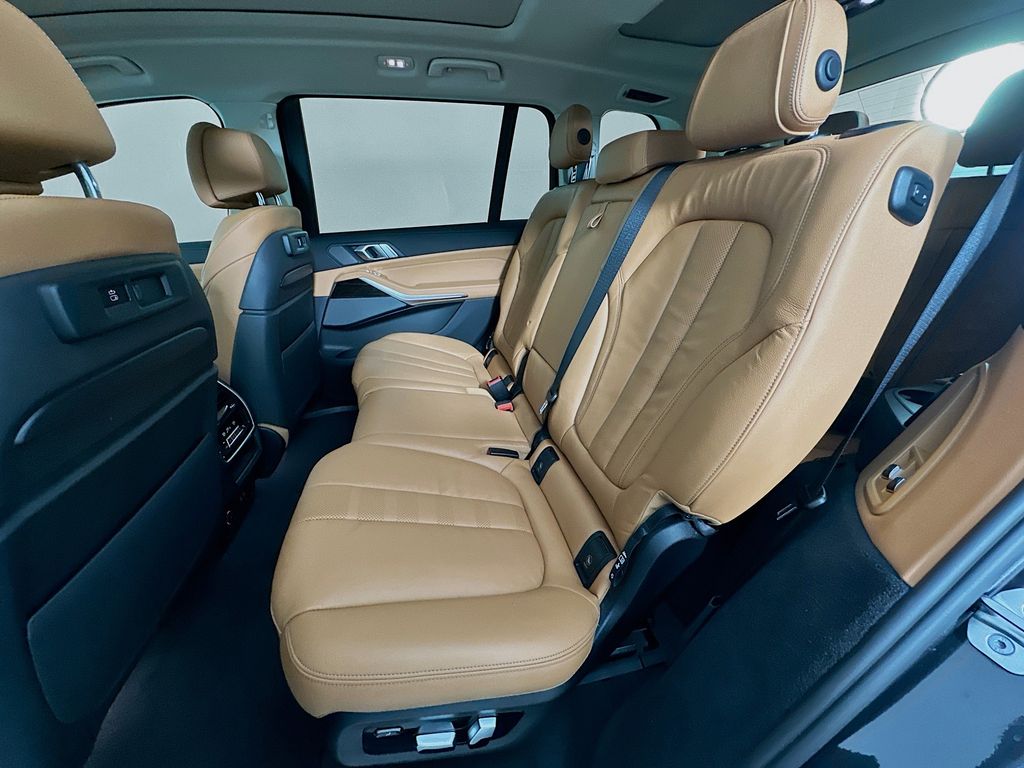 Thumbnail: 2021 BMW X7 - 25