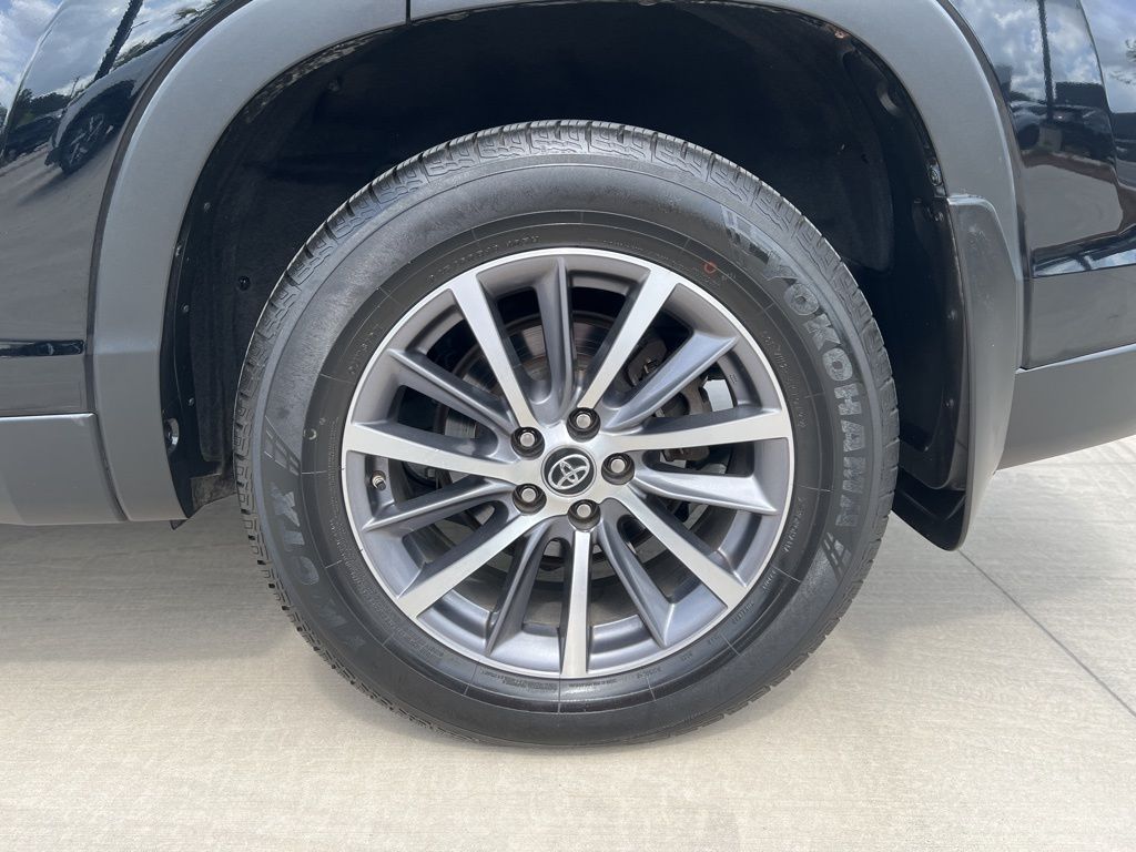2019 Midnight Black Metallic Toyota Highlander XLE AWD SUV