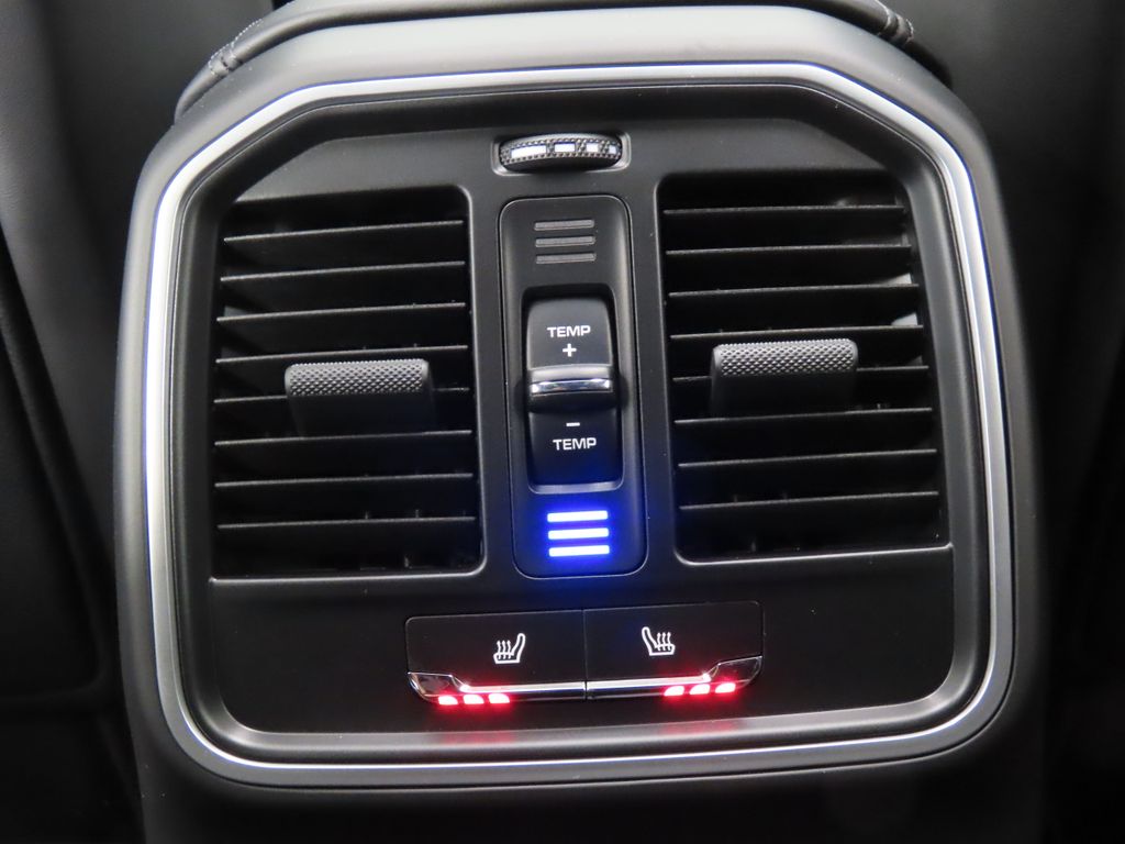 Thumbnail: 2026 Porsche Macan - 32