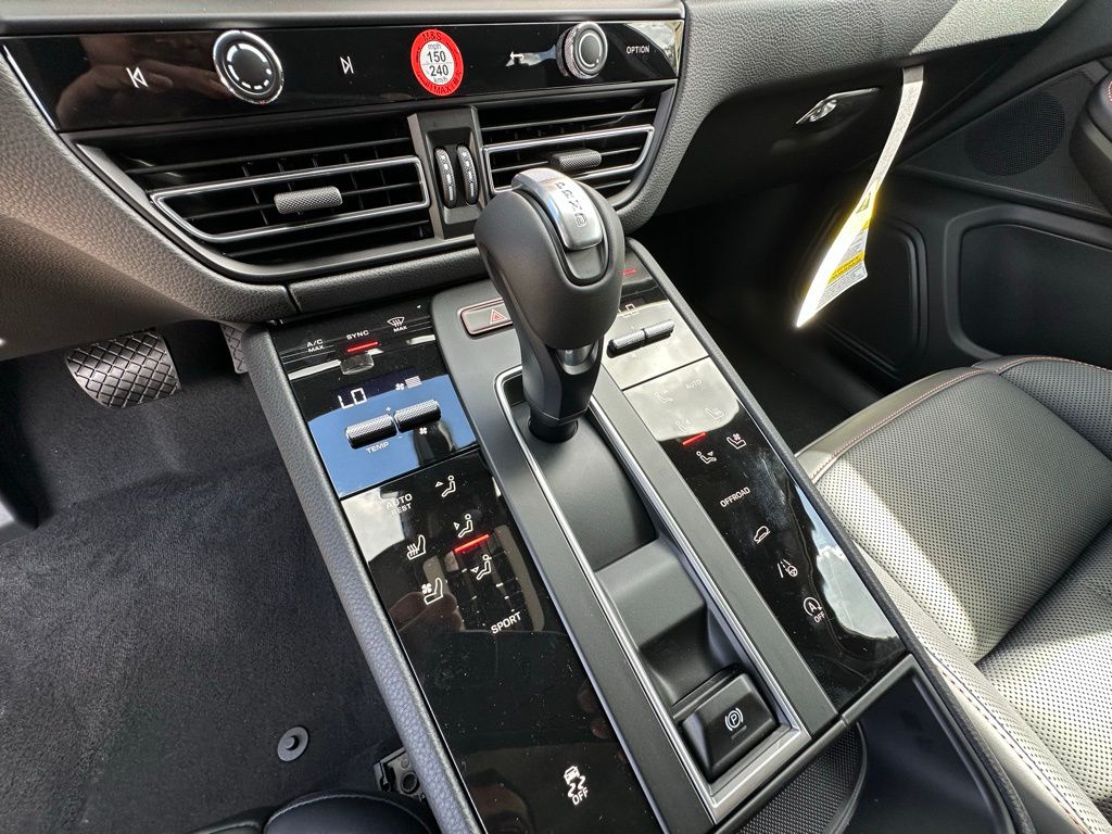 Thumbnail: 2026 Porsche Macan - 24