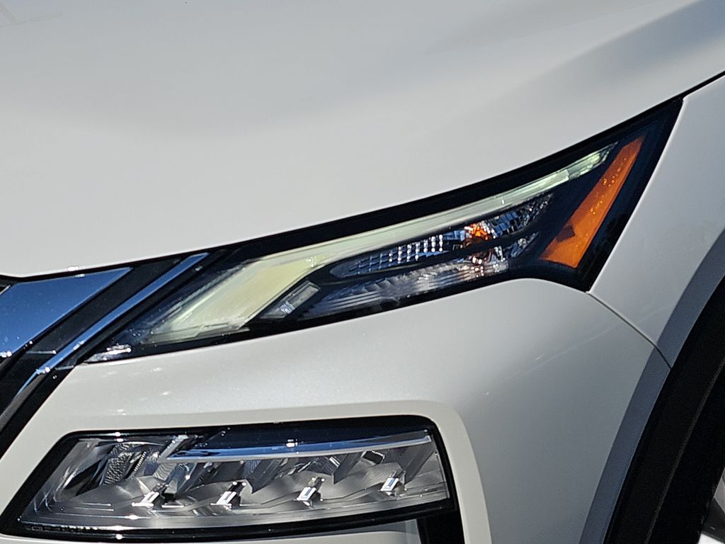 Used 2021 White Nissan SV image 27