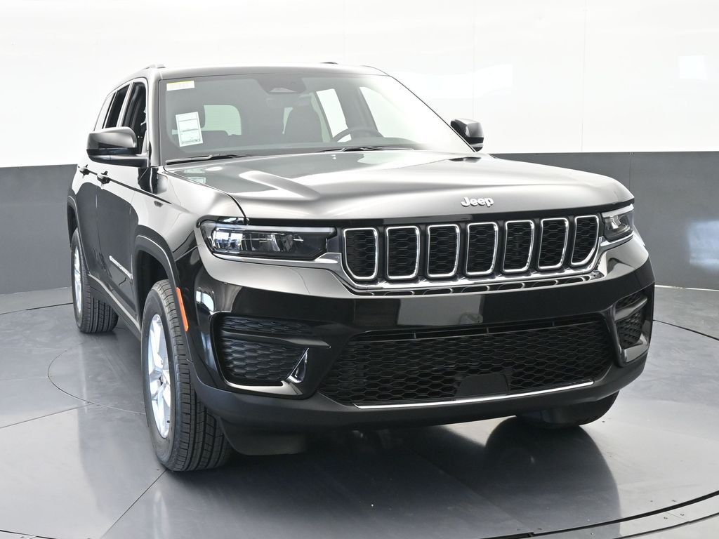 New 2026 Diamond Black Crystal Pearlcoat Jeep Laredo image 9