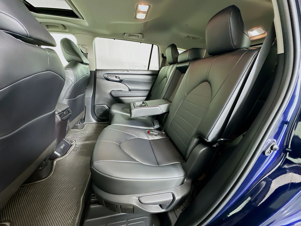 2025 Toyota Highlander XLE 25