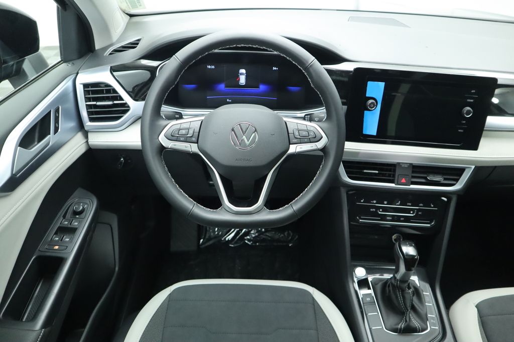 2025 Volkswagen Taos SE 11