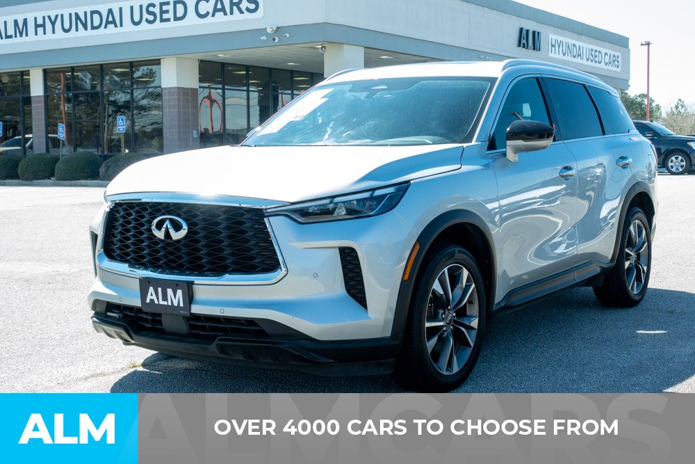 Used 2023 Silver INFINITI LUXE image 2