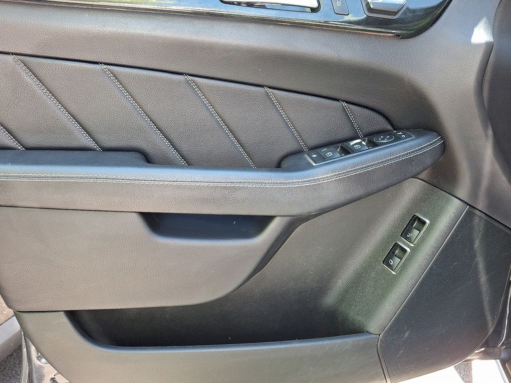 Thumbnail: 2016 Mercedes-Benz GL-Class - 12