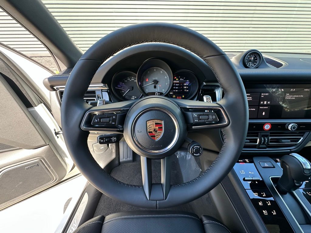 Thumbnail: 2026 Porsche Macan - 17