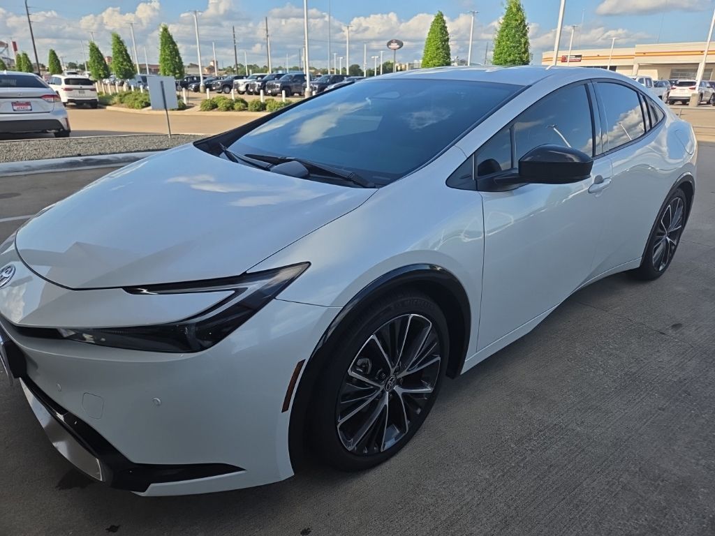 2025 Toyota Prius XLE FWD's photo