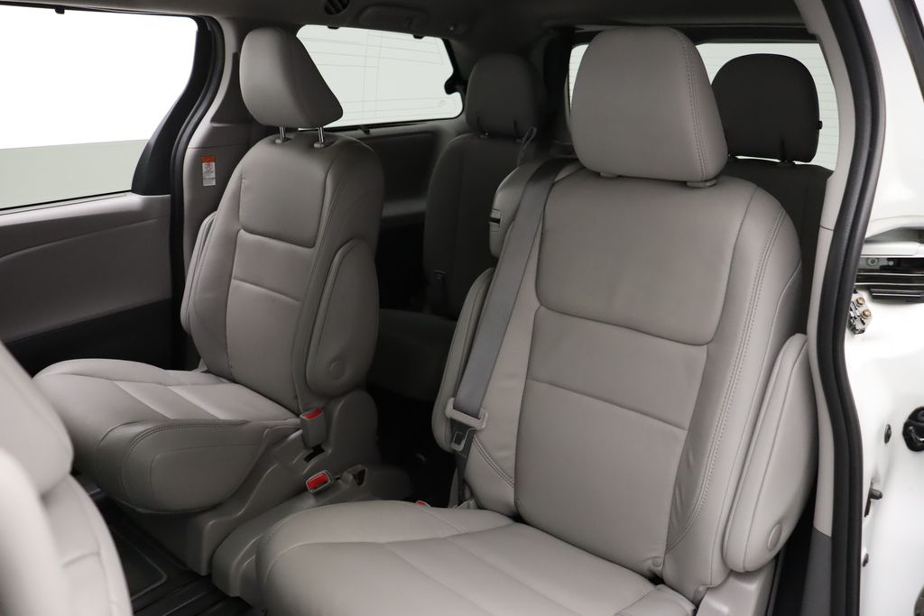 Thumbnail: 2020 Toyota Sienna - 18