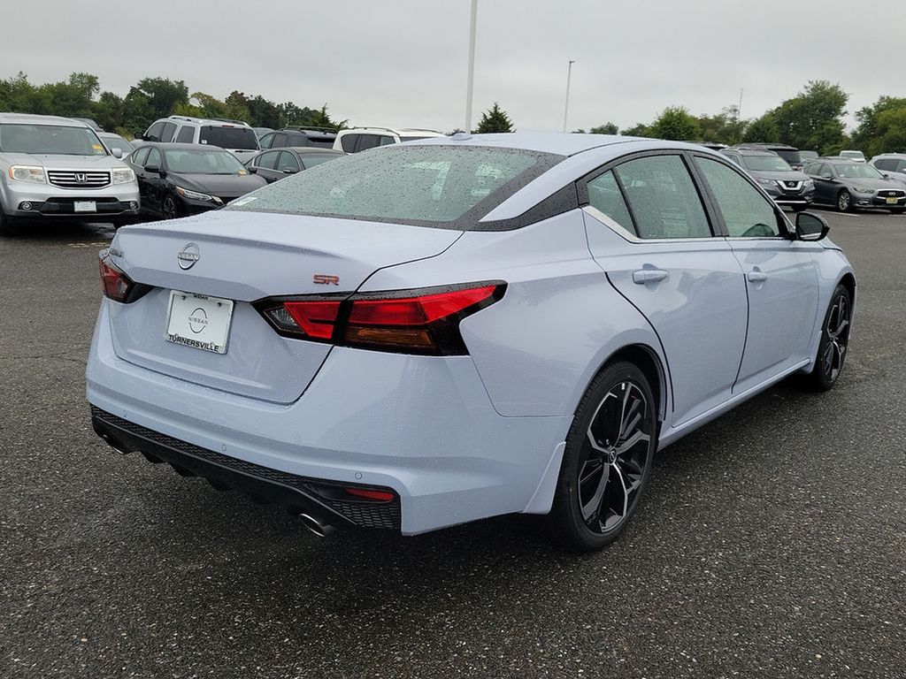 2025 Nissan Altima SR 4