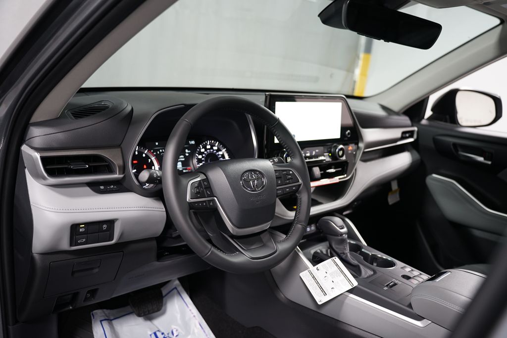 2025 Toyota Highlander XLE 11