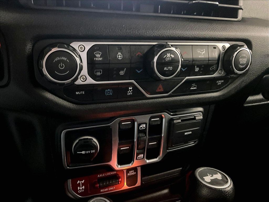 2024 Jeep Wrangler — photo 25