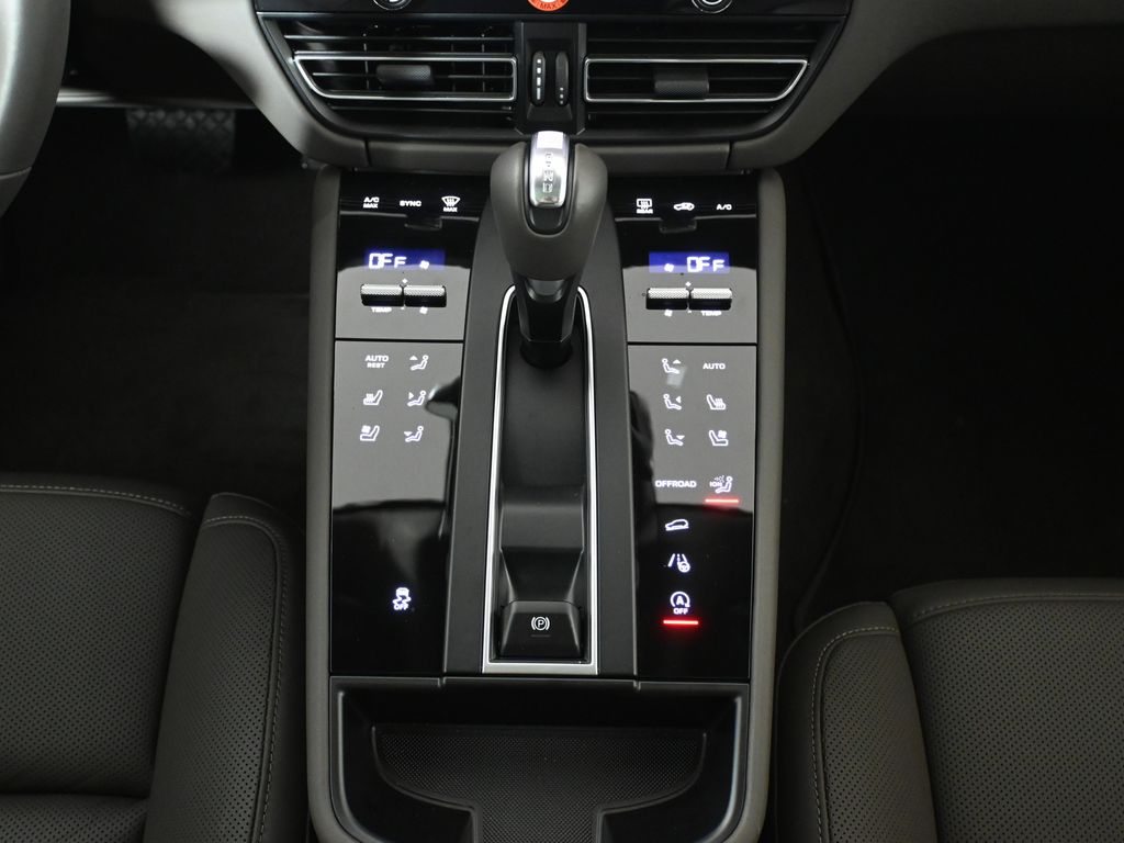 Thumbnail: 2025 Porsche Macan - 24