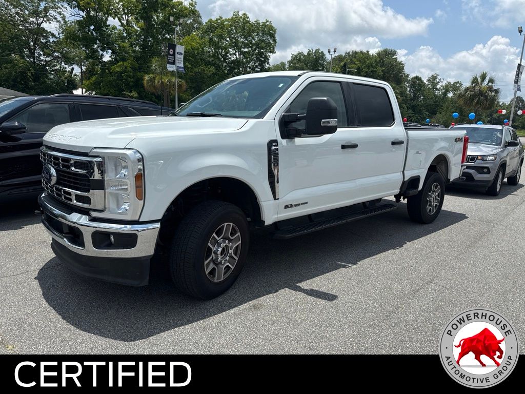 Oxford White 2025 Ford F-250 Super Duty Pickup Truck Four-Wheel Drive Automatic